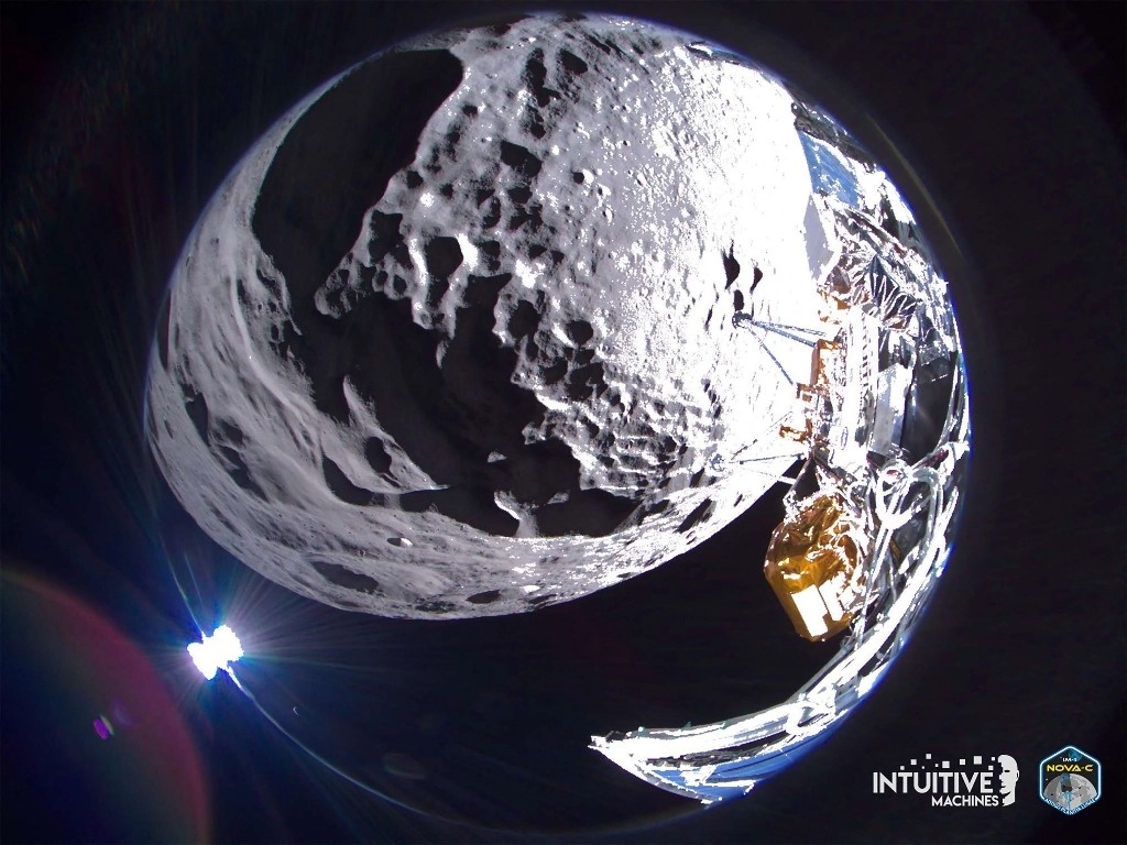 El módulo de aterrizaje lunar Odysseus muestra una imagen del cráter Schomberger de la Luna. Foto Intuitive Machines / Afp