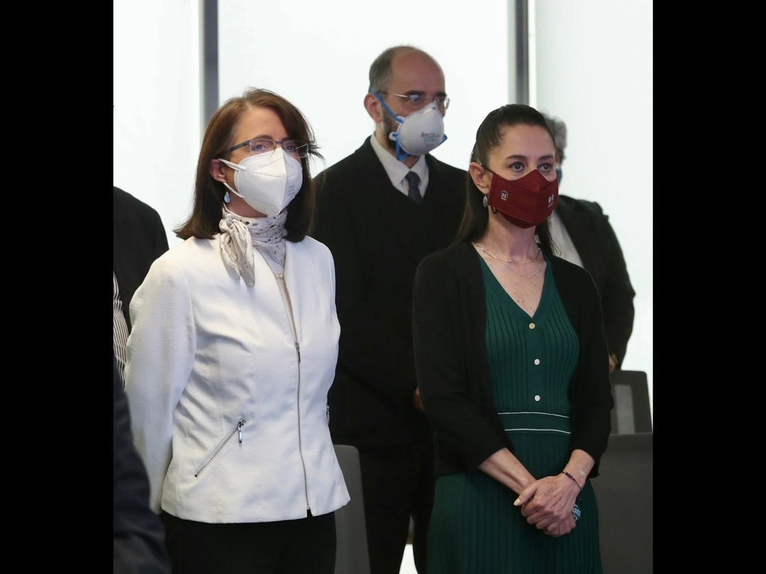 La jefa de Gobierno de la Ciudad de México, Claudia Sheinbaum (derecha), y María Elena Álvarez-Buylla, directora del Conacyt, el 23 de septiembre de 2021. Foto Yazmín Ortega Cortés