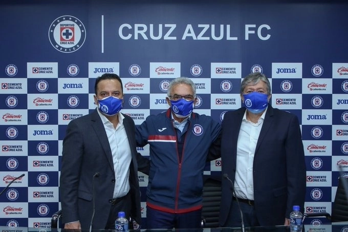 Álvaro Dávila (centro) ocupó la presidencia del Club Cruz Azul desde enero de 2021. Foto Tomada del Twitter @CruzAzul/Archivo

