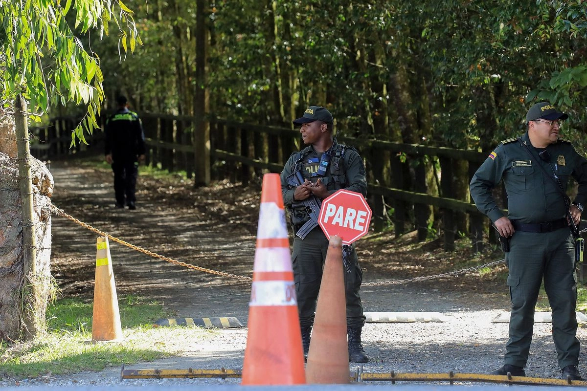 Agentes de policía custodian la residencia del expresidente colombiano Álvaro Uribe en Rionegro, departamento de Antioquia, Colombia, el 4 de agosto de 2025. 