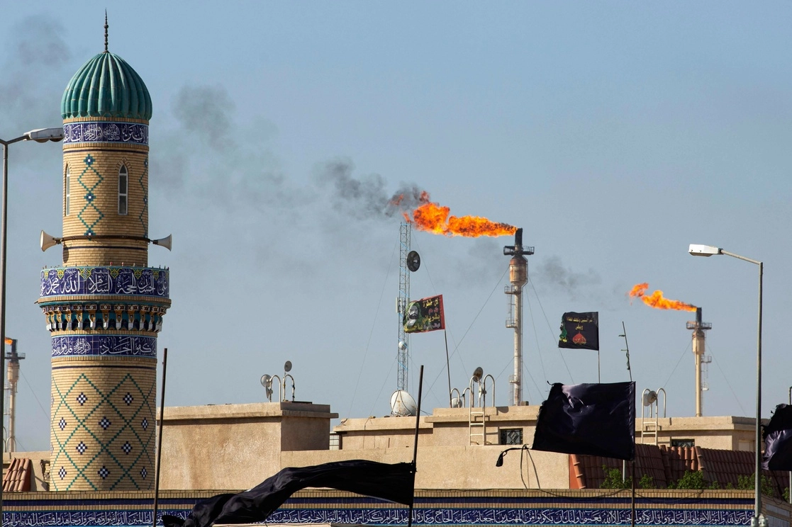 Chimeneas queman el exceso de gas de una empresa en Irak. Foto Afp
