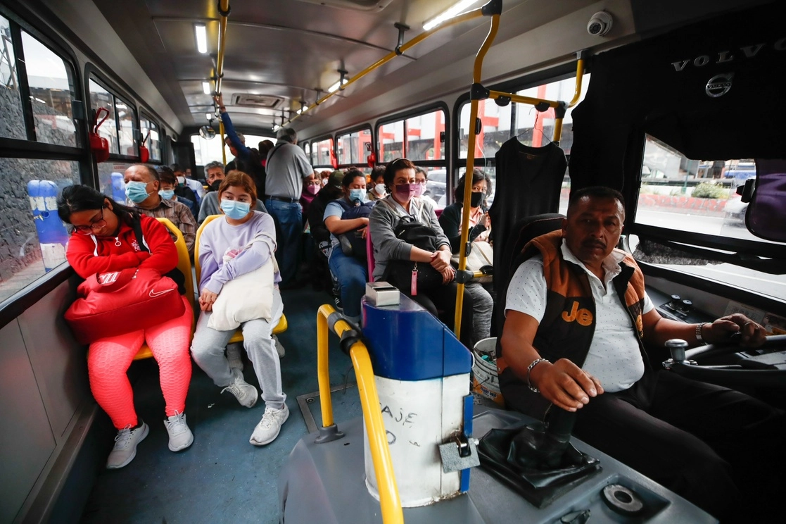 El gobierno local dio a conocer el incremento de un peso a la tarifa del transporte público concesionado, que incluye microbuses, vagonetas y autobuses. Foto Víctor Camacho