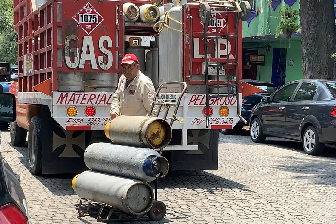 Distribución de cilindros de gas LP en la Ciudad de México. Foto María Luisa Severiano / Archivo