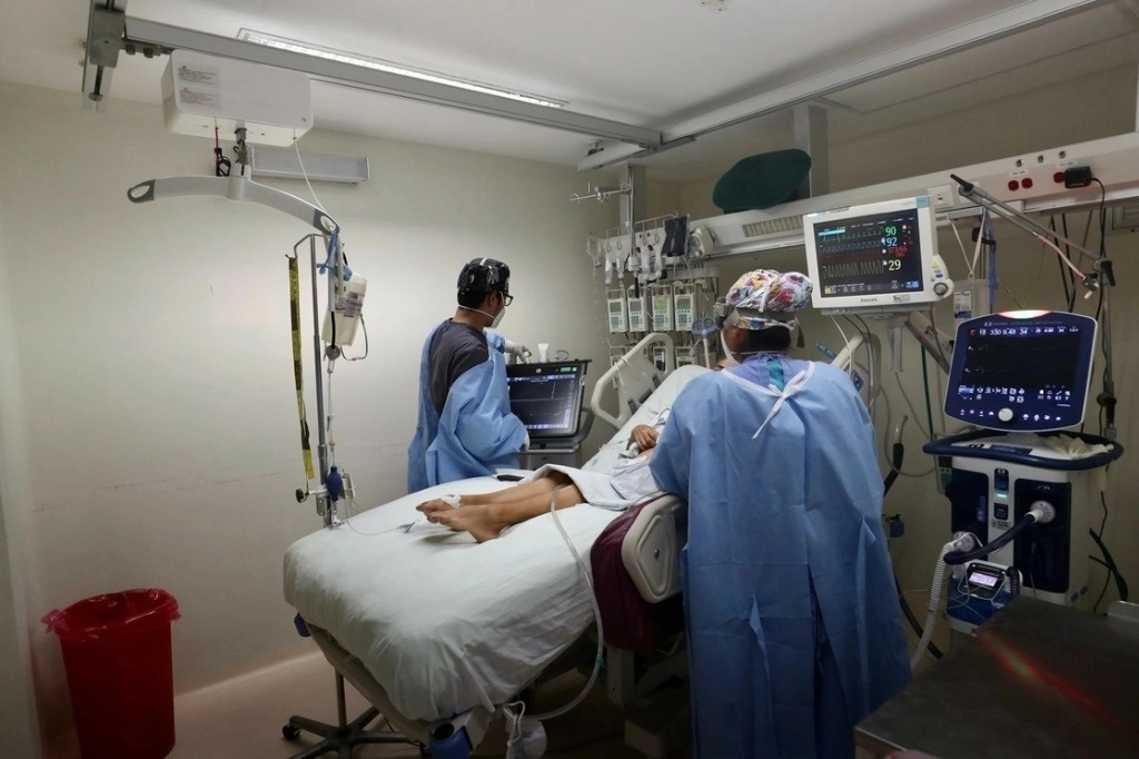 Atención a un paciente en instalaciones del Instituto Nacional de Enfermedades Respiratorias. Foto Luis Castillo / Archivo