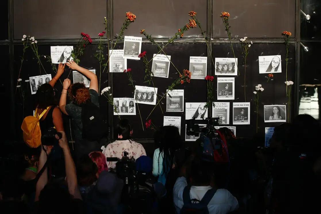 Mujeres durante la protesta en la sede de la FGR. Foto Víctor Camacho