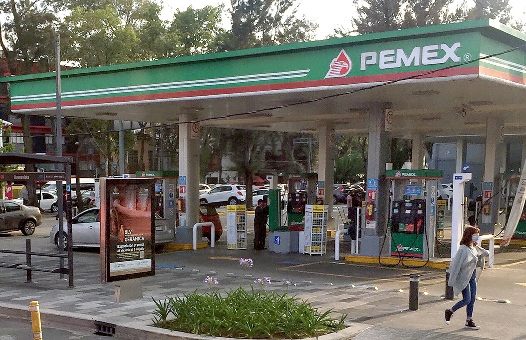 Apoyos fiscales amortiguan en más de 30 por ciento el costo de las gasolinas. Foto Guillermo Sologuren 