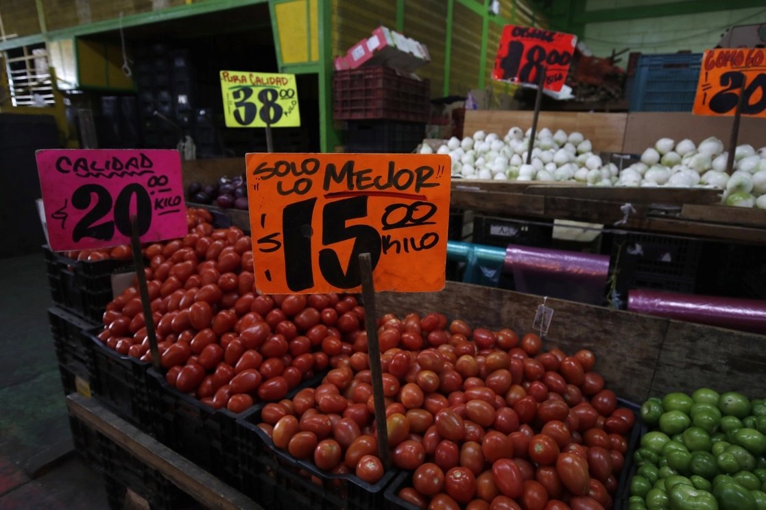 Según la Profeco, en la Central de Abastos de la Ciudad de México, la variación en el costo de la canasta básica fue de 63.9 por ciento, al pasar de 442.08 a 724.75 pesos. Foto Cristina Rodríguez