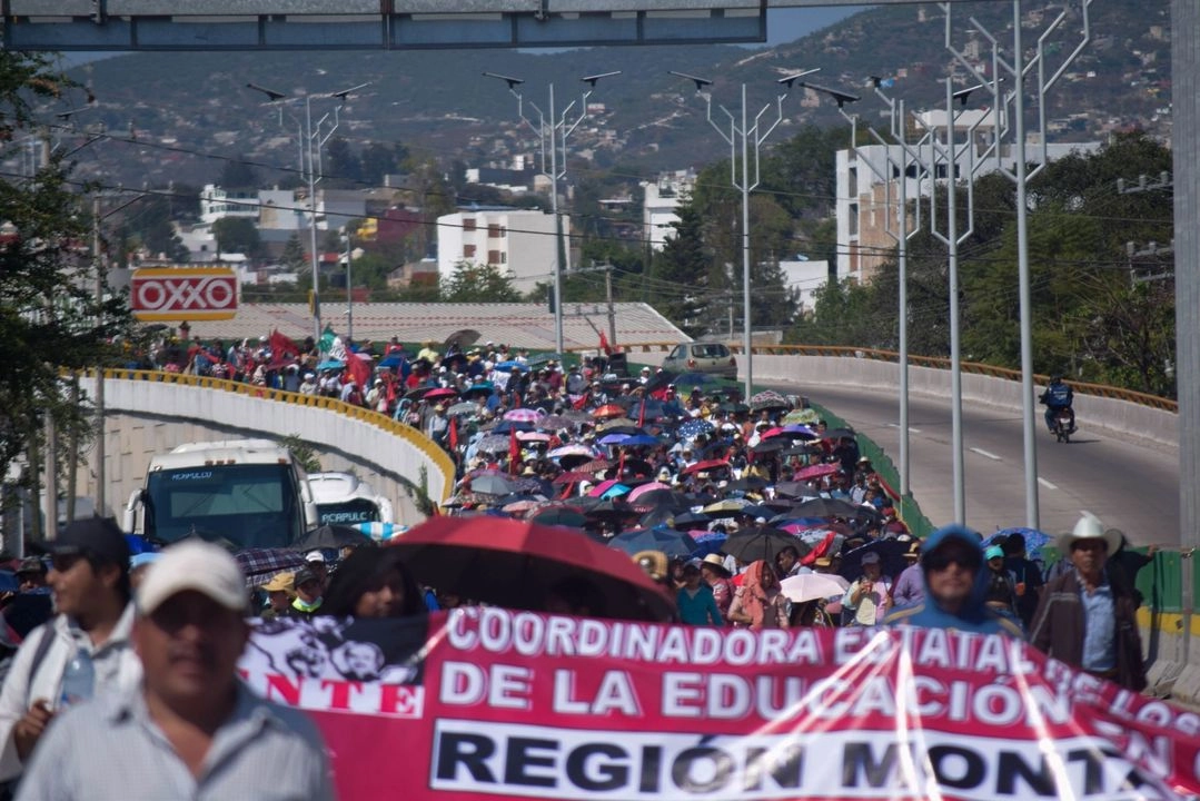 En un mitin realizado afuera de las instalaciones del INE, advirtieron que si el gobierno federal no atiende las demandas del magisterio nacional, van a intensificar las movilizaciones, que incluyen el boicot a la elección de jueces y magistrados del Poder Judicial en la entidad.