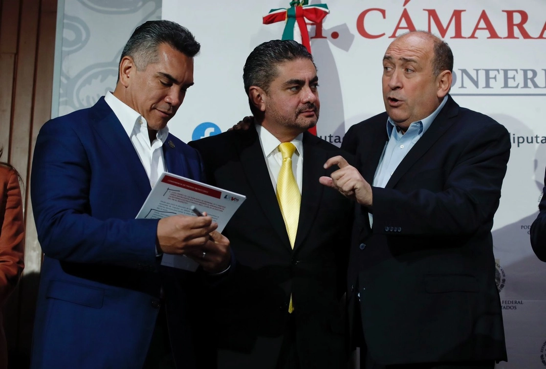 El coordinador del PRD en San Lázaro, Luis Espinosa Cházaro, flanqueado por los priístas Alejandro Moreno y Rubén Moreira (derecha), durante la presentación del presupuesto alterno que elaboró el bloque Va por México. Foto Cristina Rodríguez