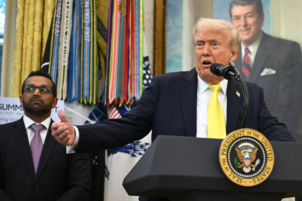 El presidente, Donald Trump, habla durante un evento en la Oficina Oval de la Casa Blanca, el miércoles 15 de octubre de 2025, en Washington, mientras el director del FBI, Kash Patel, escucha.