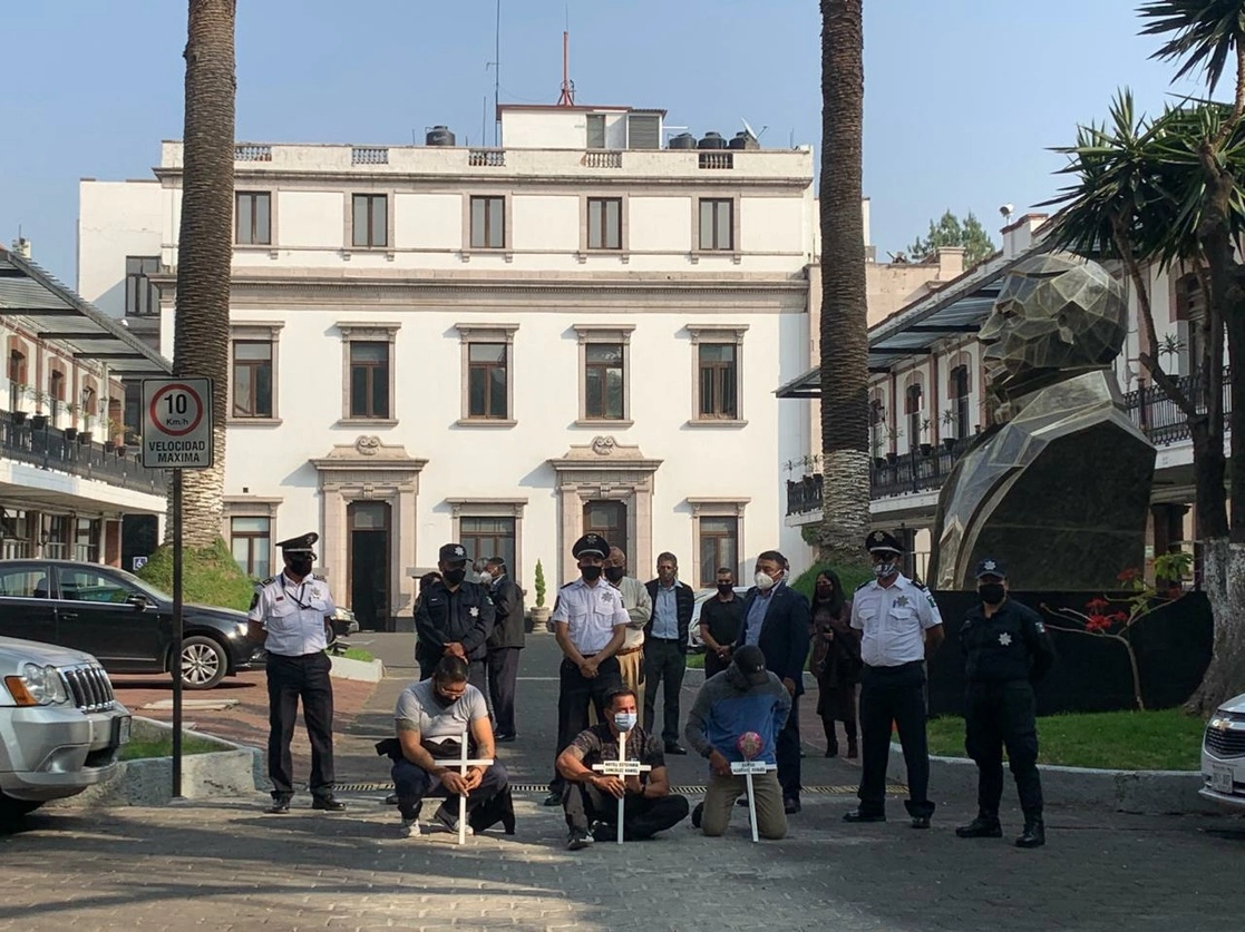 Padres de los menores que fallecieron en la guardería ABC irrumpieron en las instalaciones de la Secretaría de Gobernación, en la Ciudad de México. Foto Alfredo Domínguez