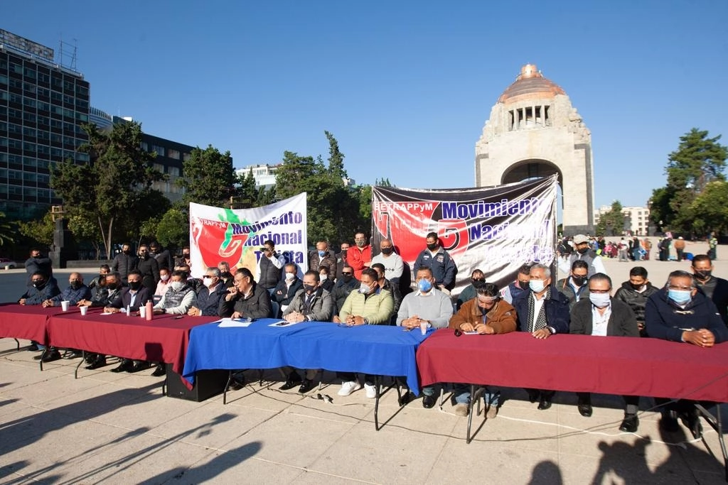 Integrantes del Movimiento Nacional Taxista, en conferencia de prensa en la explanada al Monumento a la Revolución, dieron a conocer la ruta que tomarán durante su marcha por la Ciudad de México, el próximo 12 de octubre. Foto Pablo Ramos