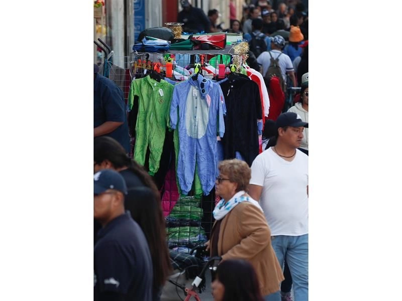 Aunque aún no se aplican aranceles, la incertidumbre afecta a la industria del vestido en México, reconocen empresarios. Foto 