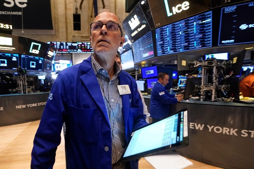 Un inquieto operador en el piso de remates de la bolsa de valores de Nueva York. Foto Ap