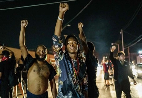 Cientos de manifestantes contra el racismo marcharon de manera pacífica en Kenosha, Wisconsin, para recordar a las dos personas que fueron abatidas el pasado miércoles durante una jornada de protesta por la brutalidad policiaca contra el afroestadunidense Jacob Blake, quien fue tiroteado por la espalda. Foto Afp