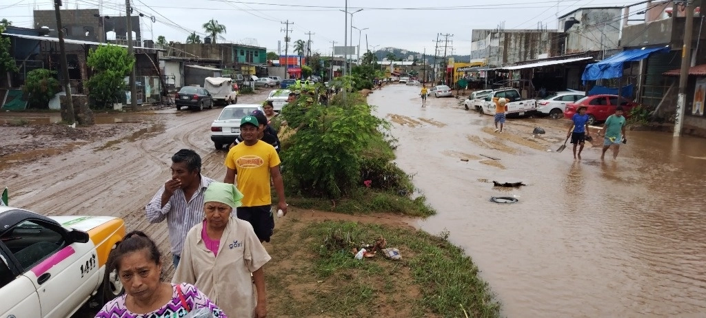 Afectados de Acapulco por las lluvias causadas por el huracán 'John' salen de sus viviendas para buscar combustible o víveres luego de cuatro días de tormentas intensas. Foto Héctor Briseño