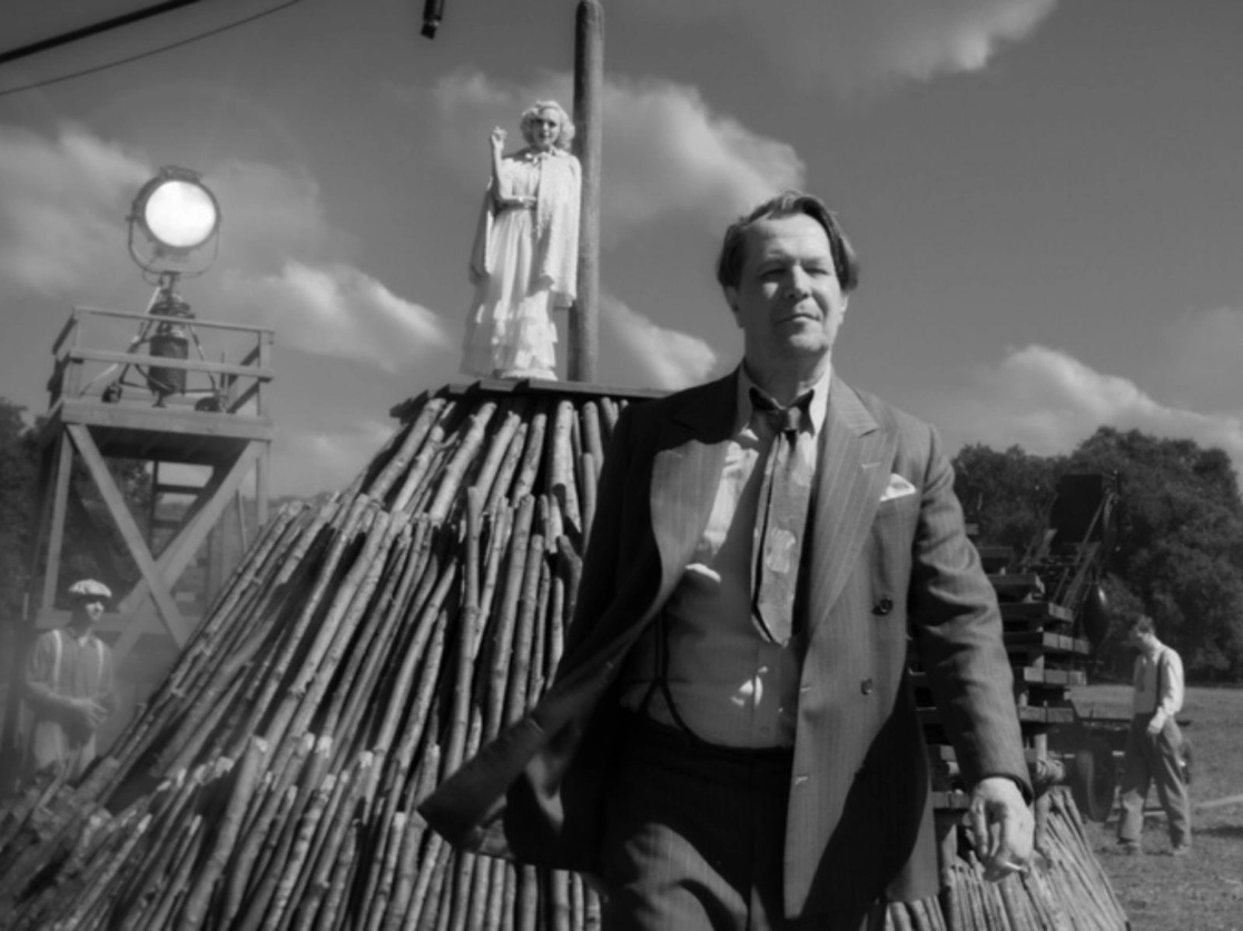 El actor Gary Oldman interpreta a Herman Mankiewicz en una escena de ‘Mank’, cinta dirigida por David Fincher, que se estrenará el 4 de diciembre por Netflix. Foto Netflix vía Ap
