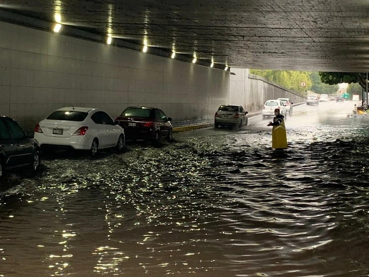 Inundación entre calzada de Tlalpan y Viaducto, debido a la lluvia de la madrugada. Foto Alfredo Domínguez. 