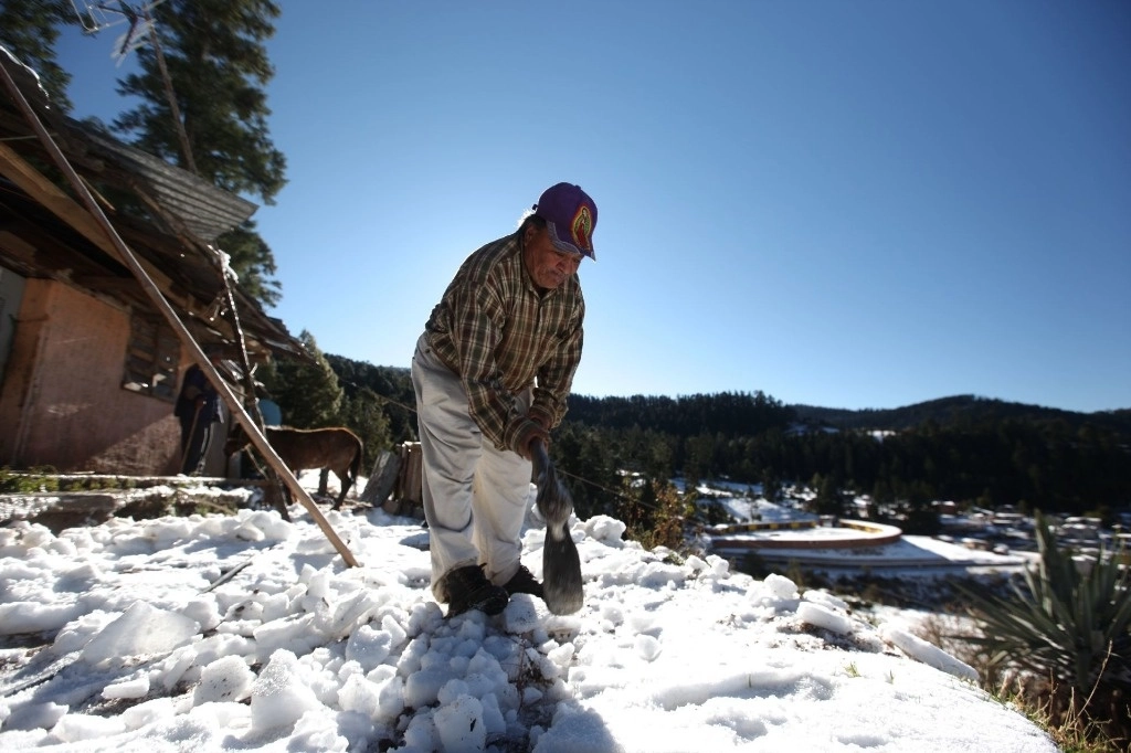 Montañas y sierras de Michoacán amanecieron cubiertas de nieve. Foto Cuartoscuro / Archivo