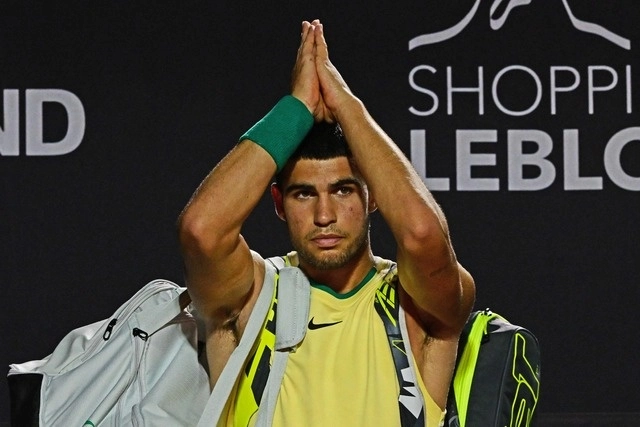 El tenista español, Carlos Alcaraz tras retirarse del juego ante el brasileño Thiago Monteiro. Foto Afp