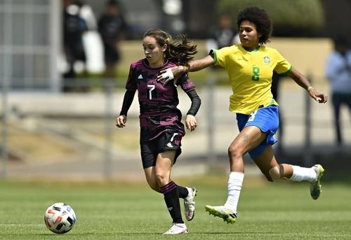 Mexicanas y brasileñas se midieron ayer en el Centro de Alto Rendimiento de la Federación Mexicana de Futbol. Foto FMF / Imago 7