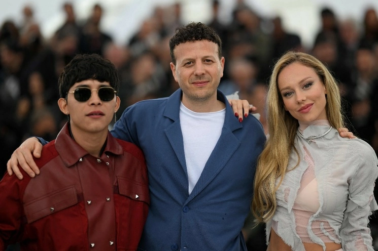 El cineasta, Amat Escalante (centro), con la actriz Ester Exposito y el actor Juan Daniel García, previo a la proyección de la película ‘Perdidos en la noche’, en el 76 Festival de Cine de Cannes, en Francia. Foto Afp