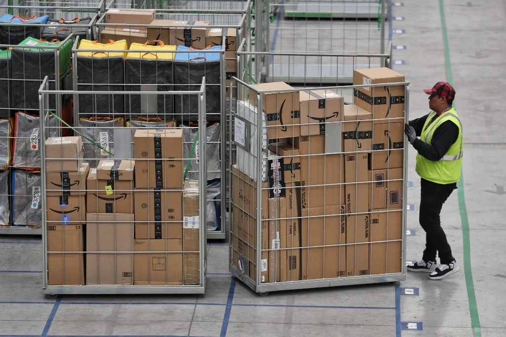 Como parte de los objetivos de descarbonización de Amazon, se han incorporado progresivamente funciones de sustentabilidad en el diseño de sus edificios en México. Foto Marco Peláez/Archivo.