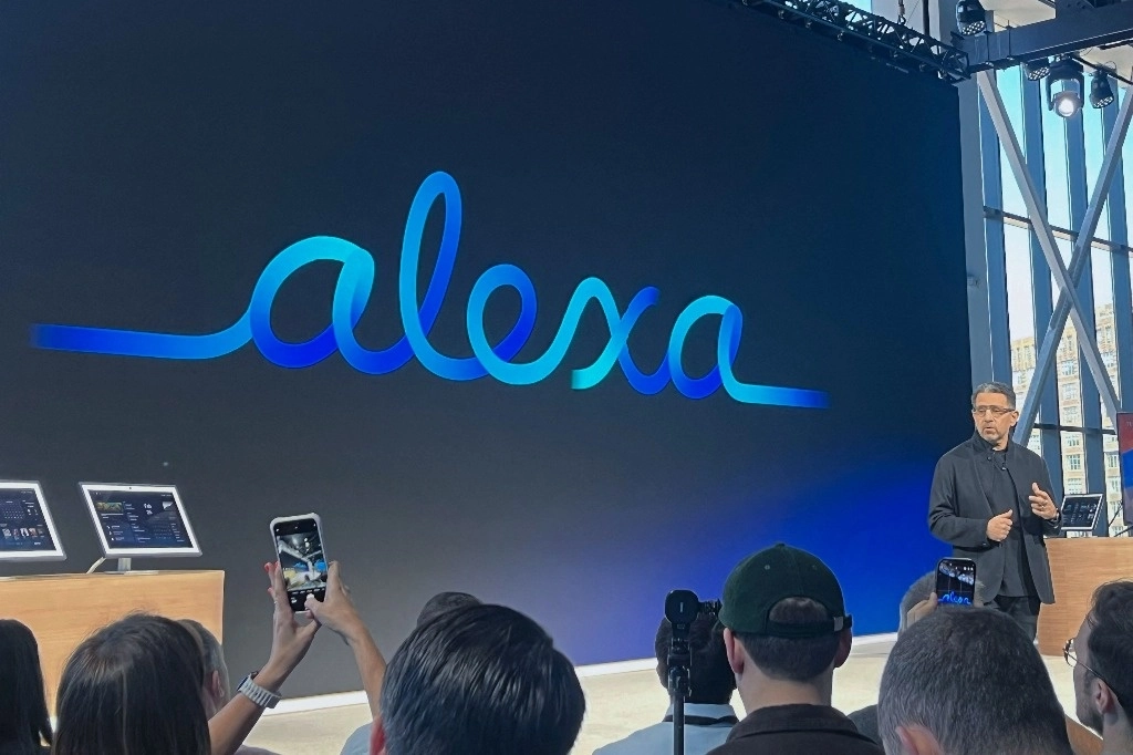El vicepresidente de Dispositivos y Servicios de Amazon, Panos Panay, presentó esta nueva versión como el inicio de una nueva era para los dispositivos de voz, el 26 de febrero de 2025. Foto Afp