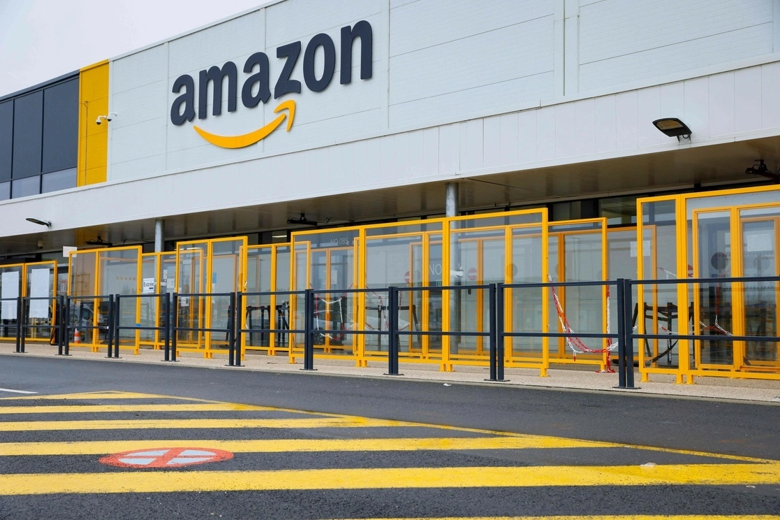 Esta foto de archivo tomada el 14 de diciembre de 2021 muestra el logotipo de Amazon en el centro de Amazon en Bretigny-sur-Orge. Foto Afp