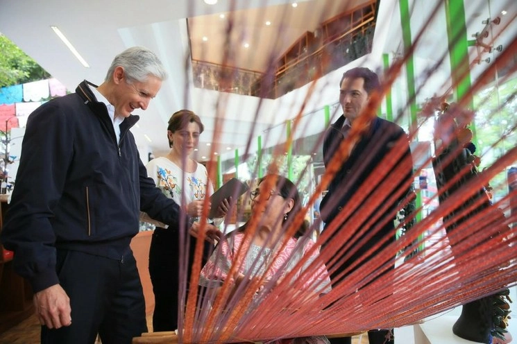 El gobernador del Estado de México, Alfredo del Mazo, con artesanos de la entidad. Foto Cortesía Gobierno Edomex