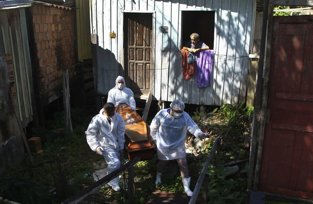Médicos sacan de su casa a una persona muerta por Covid-19, en Manaos. Foto Ap 