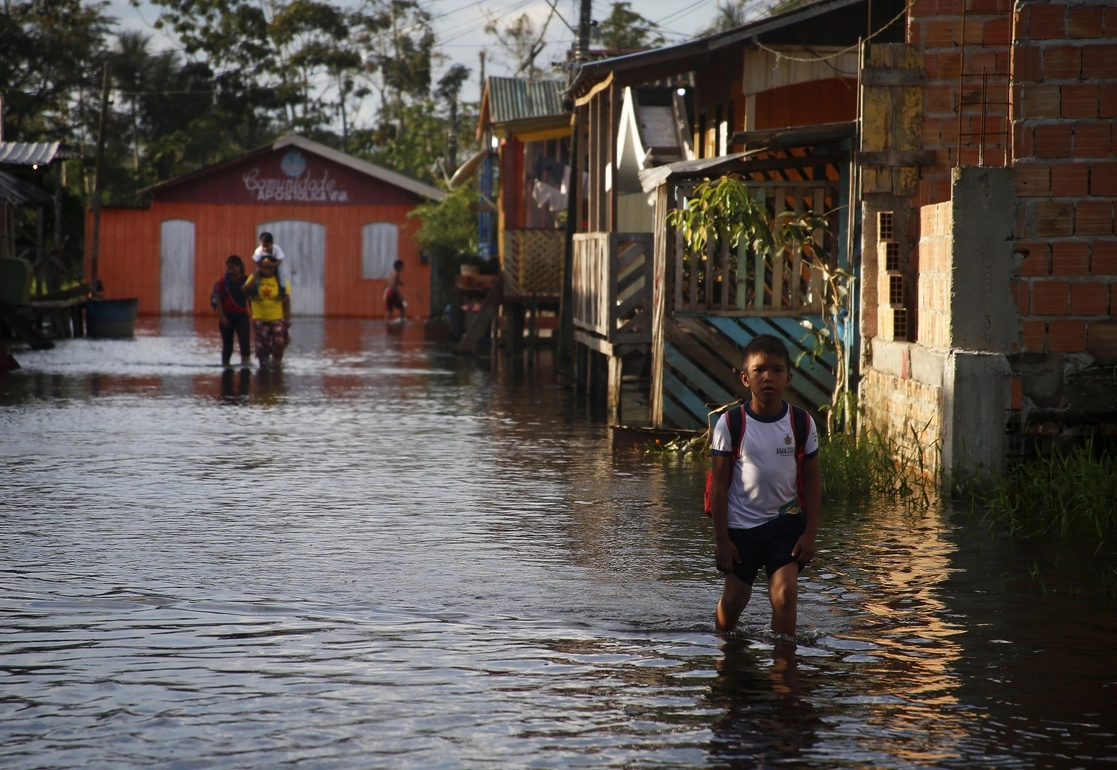 
Un estudiante camina hacia la escuela en una calle inundada por la crecida del río Negro en Iranduba, estado de Amazonas, Brasil, el lunes 23 de mayo de 2022. Foto Ap