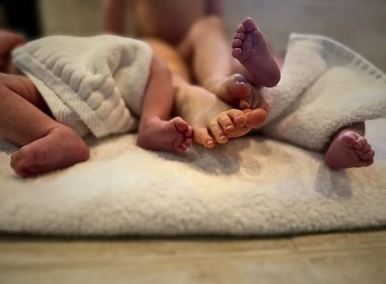 Amber Heard publicó en Instagram una imagen de los pies de sus tres hijos; Oonagh, la mayor y los gemelos recién nacidos, Ocean y Agnes. Foto 
