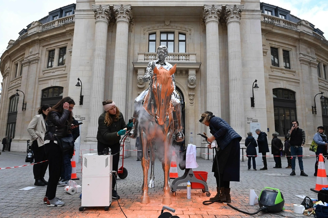 Los trabajadores limpian la estatua 'Horse and Rider' del artista Charles Ray, luego de que activistas arrojaran pintura sobre ella en París el 18 de noviembre de 2022. Foto Afp
