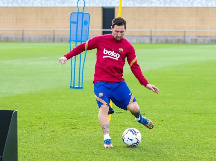Lionel Messi entrenó ayer en solitario en la ciudad deportiva bajo las órdenes del nuevo técnico del Barcelona, Ronald Koeman. Foto tomada del Twitter de @FCBarcelona