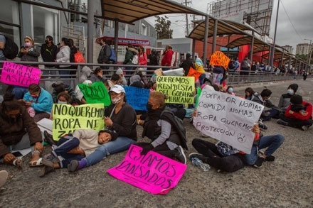 Indocumentados centroamericanos tuvieron que desalojar ayer el campamento que instalaron el viernes en la garita de San Ysidro, luego de una gresca con vendedores ambulantes mexicanos. Foto Omar Martínez