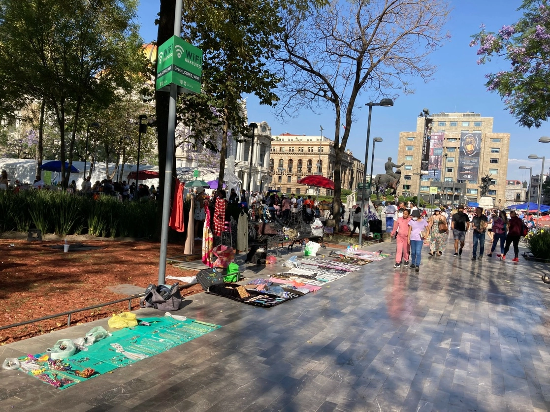 De febrero a marzo de este año, se han llevado a cabo ocho mil 196 acciones de ordenamiento en la vía pública. La imagen, de ayer. Foto Bertha Teresa Ramírez