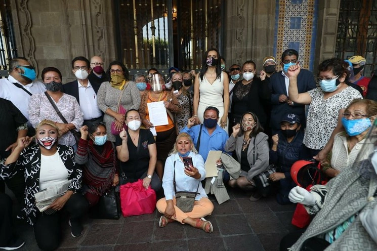 La organización de ambulantes Pro Diana entregó documentos en Presidencia y en el gobierno de la Ciudad de México para que se le permita a los comerciantes volver a trabajar en el contexto de la "nueva normalidad". Foto Yazmín Ortega Cortés