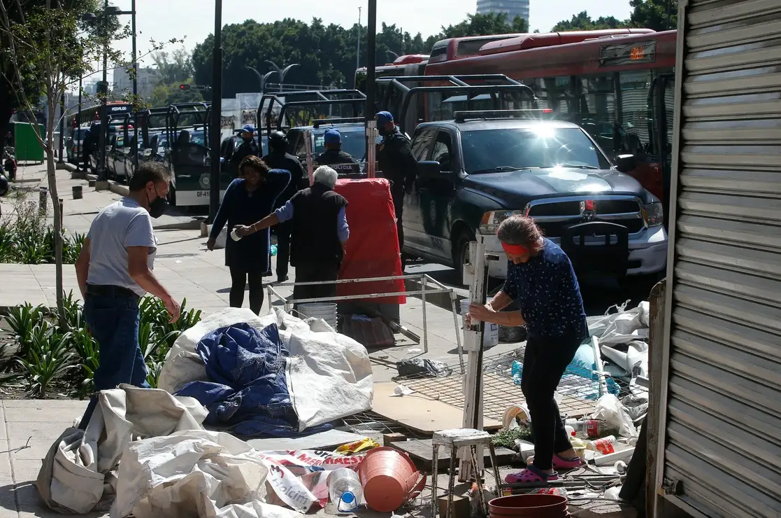 Retiro de puestos ambulantes sobre la avenida México-Tenochtitlan, en dirección de Paseo de la Reforma a Insurgentes, el 12 de octubre de 2022. Foto Alfredo Domínguez 