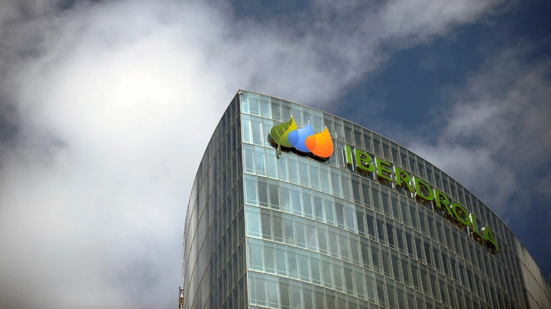 La Asociación Mexicana de Energía, que agrupa a firmas como Iberdrola, Mitsui, Sempra, Angie, entre otras, llamó a las autoridades y participantes del sector energético a generar un ambiente propicio para la inversión. En la imagen, la Torre de Iberdrola en Madrid. Foto Europa Press / Archivo