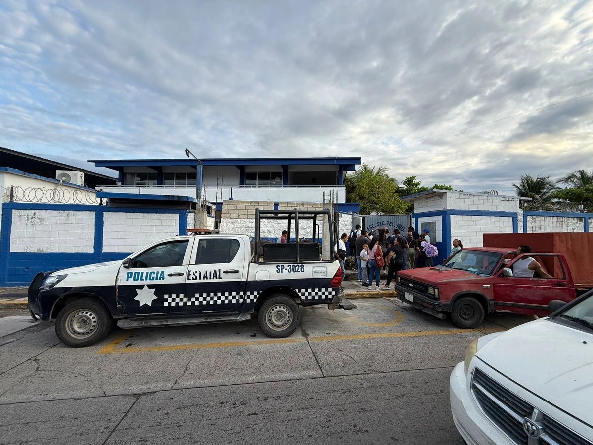 Una patrulla de la Secretaría de Seguridad Pública llegó al plantel para entrevistarse con la directora y dar seguimiento a los hechos.