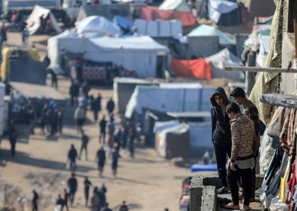 Palestinos se encuentran en un campamento temporal, en la ciudad de Rafá, en el sur de la Franja de Gaza. Foto Xinhua