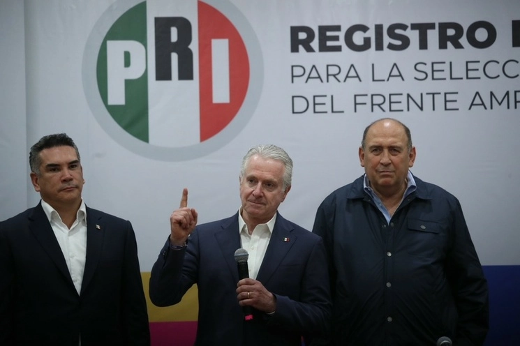 El panista Santiago Creel Miranda, flanqueado por los priístas Alejandro Moreno y Rubén Moreira, durante su registro como aspirante a la candidatura presidencial del frente opositor. Foto María Luisa Severiano 