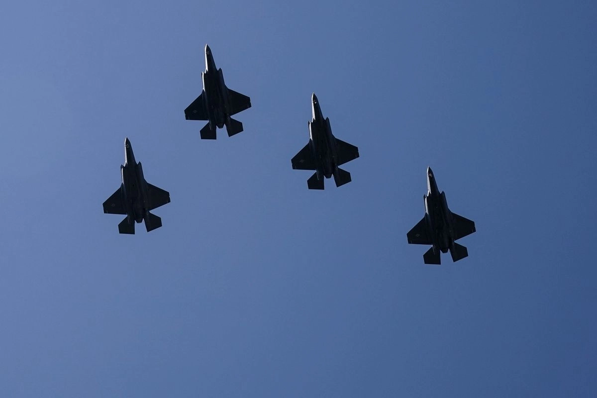 El gobierno de Estados Unidos envió 10 naves militares F-35 (en la imagen) a una base en Puerto Rico para realizar operativos contra bandas del narcotráfico. Los aviones volaron sobre la Casa Blanca el miércoles pasado en la visita del presidente polaco, Karol Nawrocki. Foto 