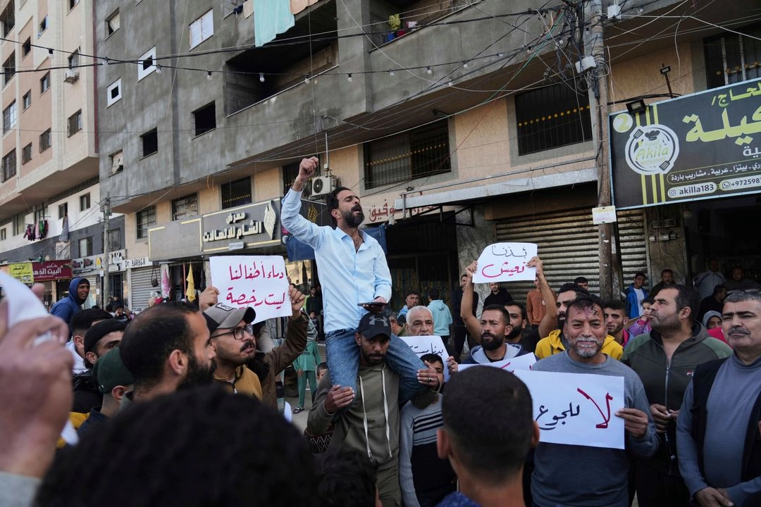 Inusual protesta de palestinos contra Hamas y contra la guerra en Deir al-Balah, franja de Gaza, el miércoles 26 de marzo de 2025. Foto 