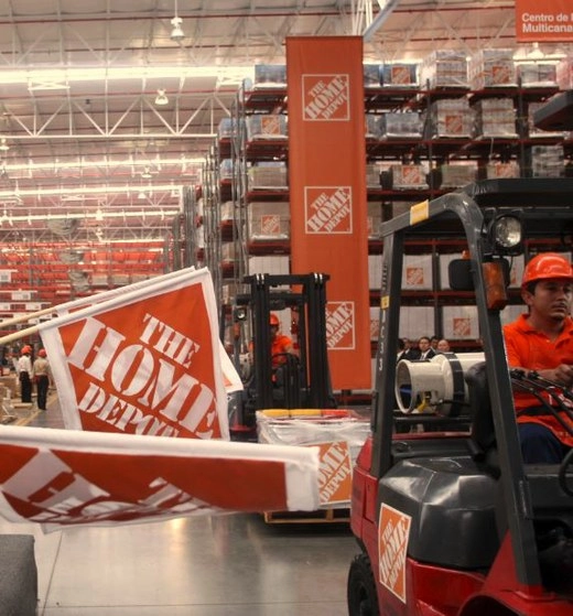 Personal de una tienda Home Depot en imagen de archivo. Foto Cuartoscuro 