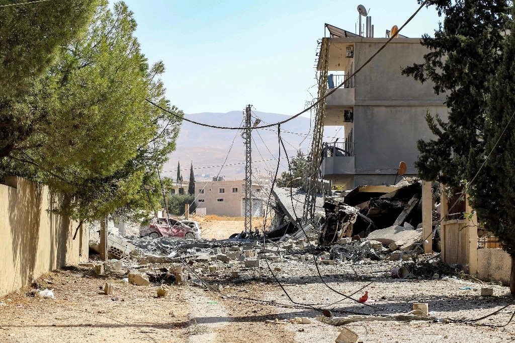 Edificio destruido por un ataque aéreo israelí en la ciudad de Baalbek, en el este del Líbano, en el valle de Bekaa, el 8 de octubre de 2024. Foto Afp