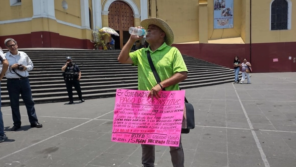 Se dijo desesperado, pues desde el año 2014 el poder ejecutivo de Veracruz le adeuda más de 400 mil pesos a raíz de que el ISSSTE le dio un dictamen de invalidez luego de una cirugía de columna vertebral. Foto 'La Jornada'