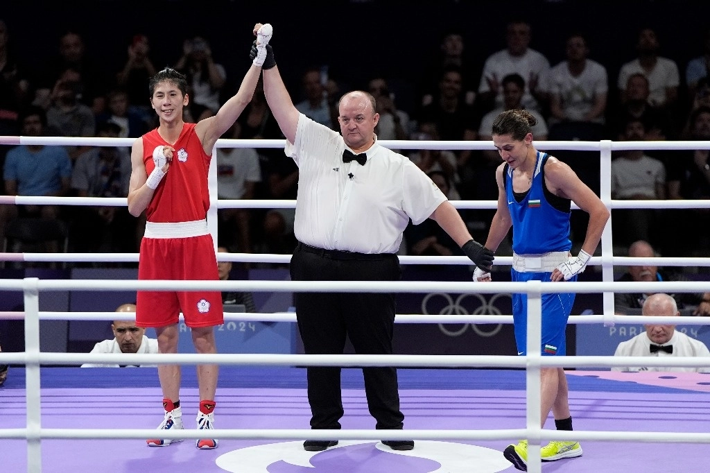 Lin Yu-ting de Taiwán celebra después de derrotar a Svetlana Staneva de Bulgaria en su combate de boxeo femenino de cuartos de final de 57 kg en los Juegos Olímpicos de Verano de 2024, en París, Francia, el domingo 4 de agosto de 2024. Foto Ap