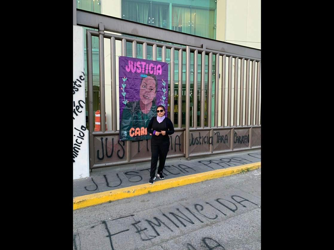 Carmen Sánchez, quien sobrevivió a un intento de feminicidio infligido por su ex pareja, protestó frente al penal de Chalco antes de la primera audiencia de pruebas. El acusado fue detenido luego de pasar siete años escondido en Nuevo León. Foto René Ramón